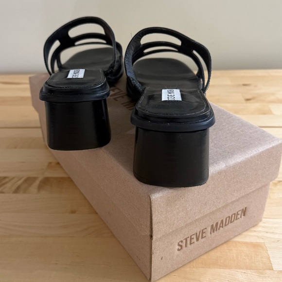 STEVE MADDEN BLACK CHUNKY HEEL SLIP ON SANDAL COMES WITH BOX - Picture 3 of 11